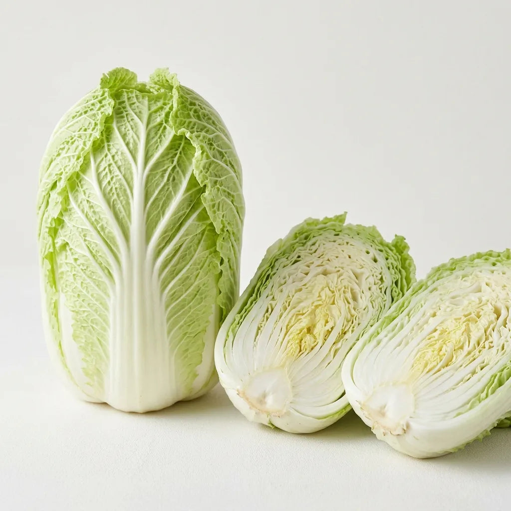 Pomme de chou chinois Pé-Tsaï Granaat entière et coupée en deux sur fond blanc — SemiSauvage