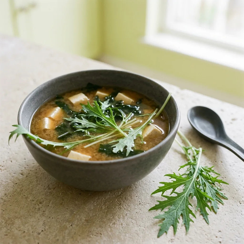 Soupe miso au tofu et wakamé garnie de feuilles de mizuna ajoutées en fin de cuisson — SemiSauvage