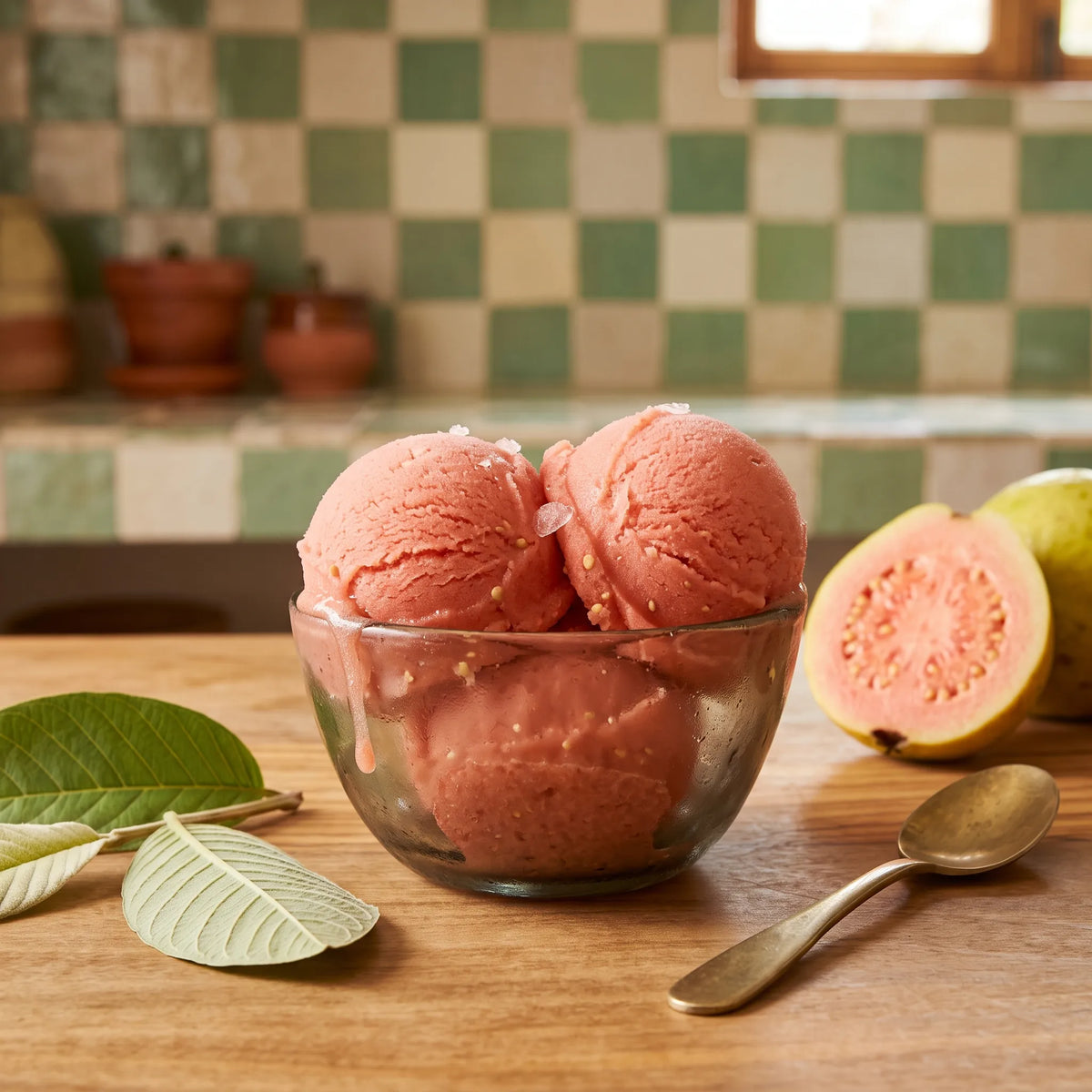 Sorbet a la goyave rose dans une coupe de verre souffle, cuisine artisanale a zellige