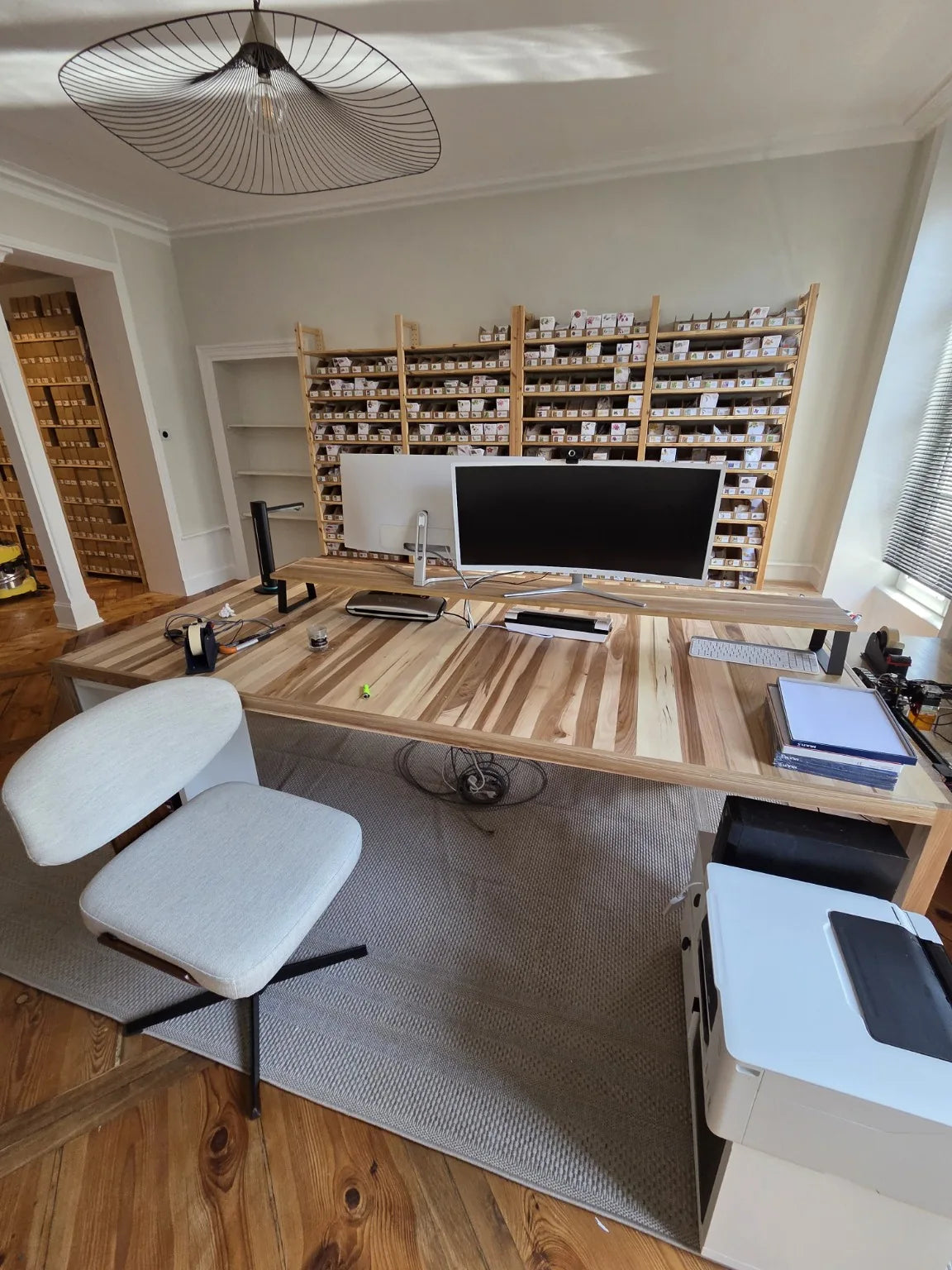 Bureaux d’expédition de SemiSauvage dans les nouveaux locaux occupés depuis 2025, avec le rayonnage en arrière-plan.