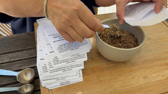 Dosage des graines à la cuillère avant leur mise en sachet chez SemiSauvage.